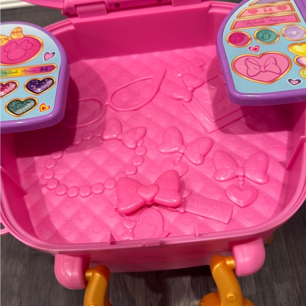 Disney Junior Minnie Mouse Get Glam Magic Makeup Table Pretend Play Vanity Girls - Picture 7 of 7